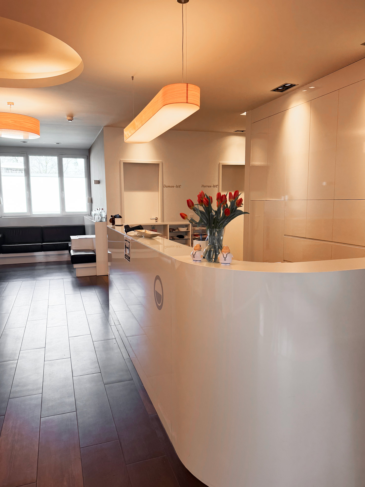 Praxis für Orthopädie & Unfallchirurgie - Shahed Alidousti und Dr. med. Christian Otto - Empfang Frühling